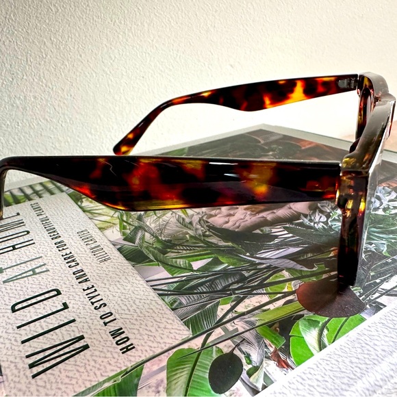 Womens sassy cheetah print sunglasses. - Picture 4 of 5